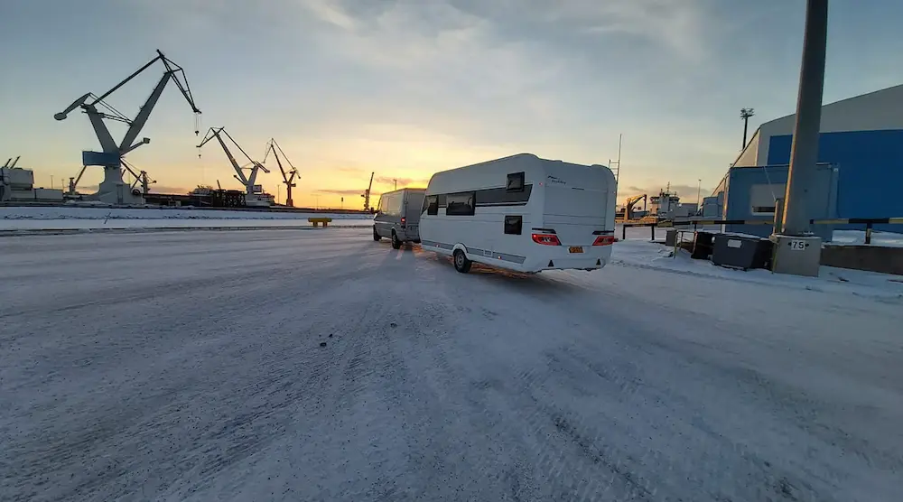 Tilava matkailuauto metsätien varrella