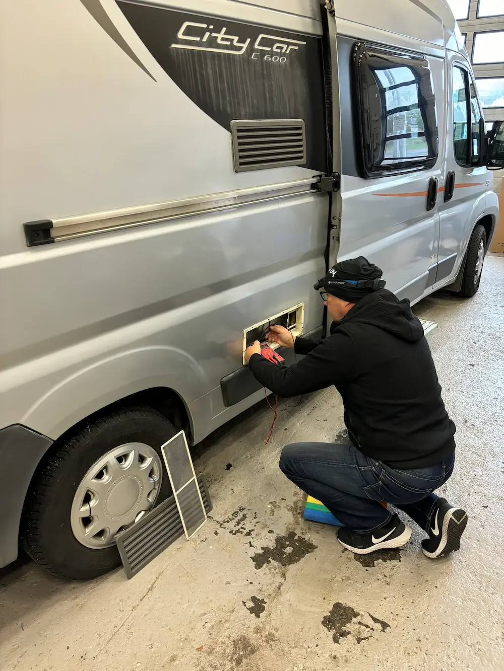 Matkailuauto parkkeerattuna rantamaisemaan